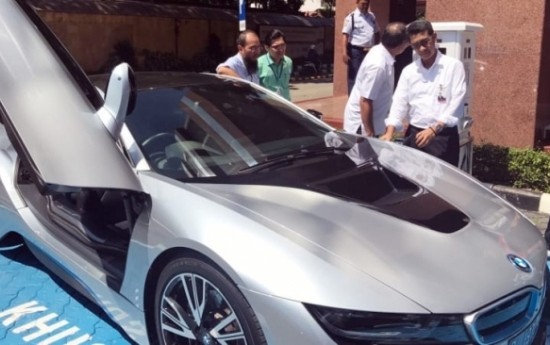 Sewa BMW i8 Sukses Isi Ulang Baterai di SPLU Gambir, Jakarta