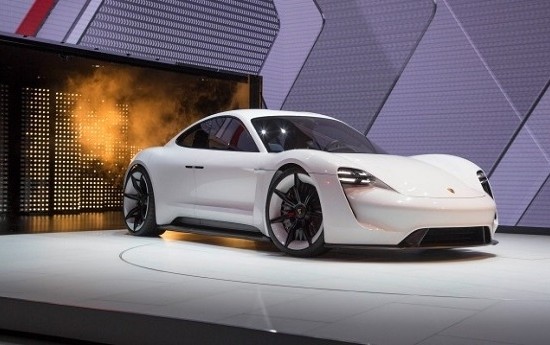 Sewa Mobil Listrik Sport Pertama Porsche Setara dengan 590 dk