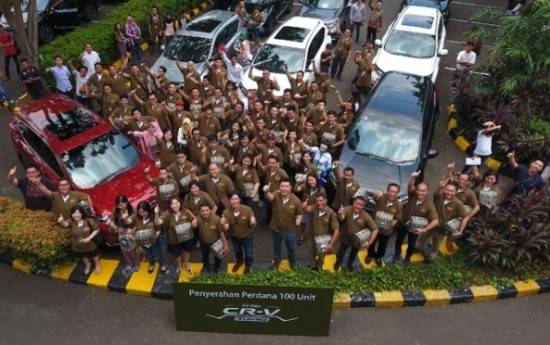 Sewa Honda Serahkan 100 Unit CR-V Turbo Ke Konsumen