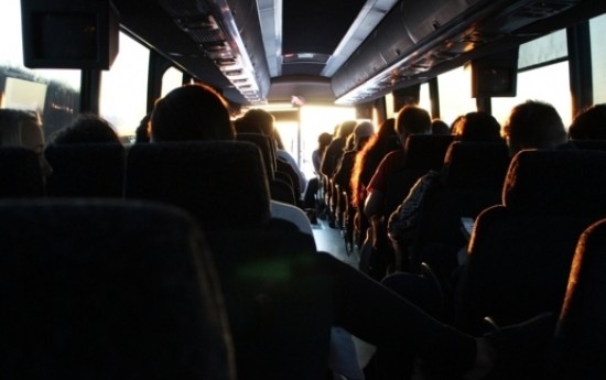Sewa Mau Liburan Pakai Bus Wisata? Ini Posisi Duduk Yang Aman dan Nyaman