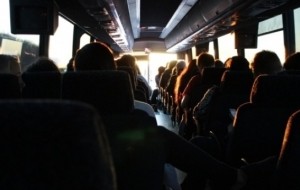 Mobil Pengantin Mau Liburan Pakai Bus Wisata? Ini Posisi Duduk Yang Aman dan Nyaman