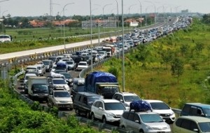 Mobil Pengantin Ini Luar Biasa Macetnya, Ini Mudik Paling Parah