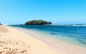 Mobil Pengantin Menikmati Pantai Pasir Putih Dengan Paket Wisata Yogya milik Sembodo