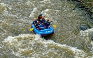 Mobil Pengantin 5 Rekomendasi Tempat Rafting Dekat Jakarta, Dijamin Seru!