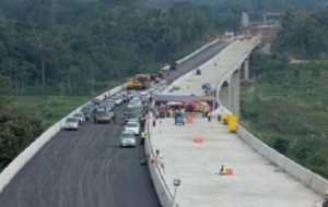 Mobil Pengantin H-7 Jalan Tol Fungsional Batang Hingga Gringsing Siap dipakai Pemudik