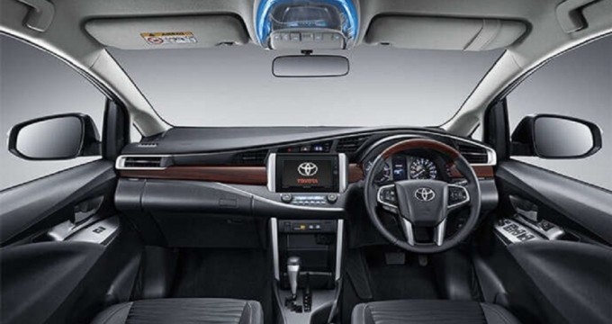 Sewa mobil online - Toyota Kijang Innova Venturer